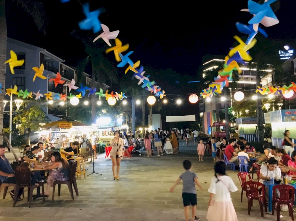 Don’t miss trying some grilled seafood or tropical fruits as you stroll along 